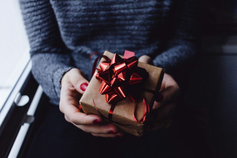 5 Tips for Creating a Gift Exchange on Happy Giftlist